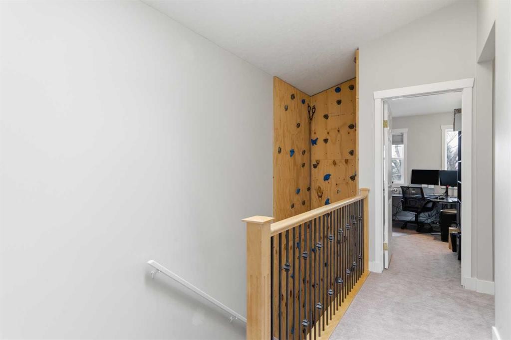 131 25 Avenue Ne, Calgary, AB - Indoor Photo Showing Other Room