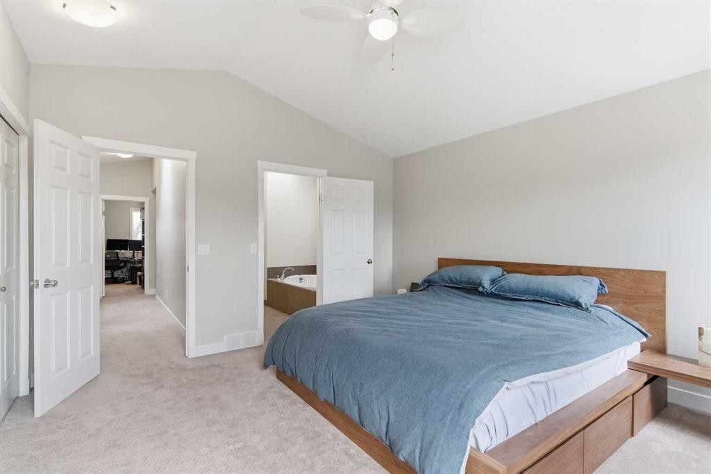 131 25 Avenue Ne, Calgary, AB - Indoor Photo Showing Bedroom