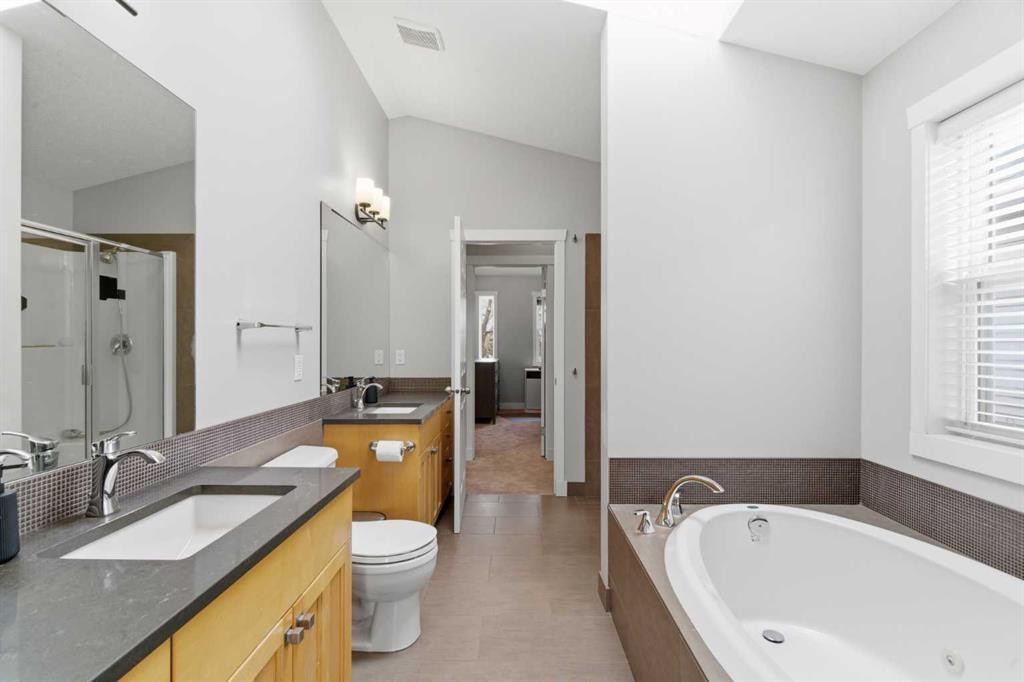 131 25 Avenue Ne, Calgary, AB - Indoor Photo Showing Bathroom