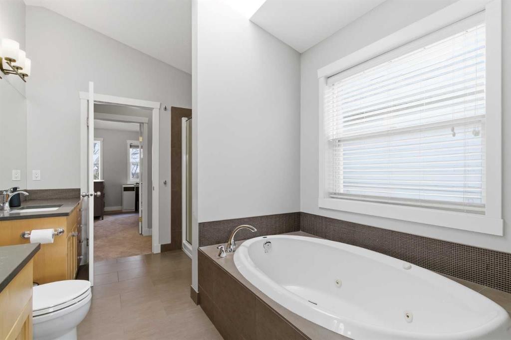 131 25 Avenue Ne, Calgary, AB - Indoor Photo Showing Bathroom