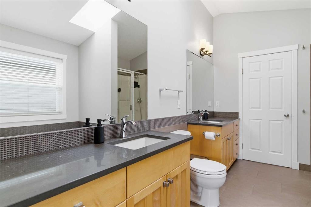 131 25 Avenue Ne, Calgary, AB - Indoor Photo Showing Bathroom