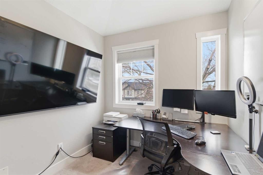131 25 Avenue Ne, Calgary, AB - Indoor Photo Showing Office