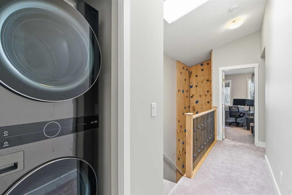 131 25 Avenue Ne, Calgary, AB - Indoor Photo Showing Laundry Room