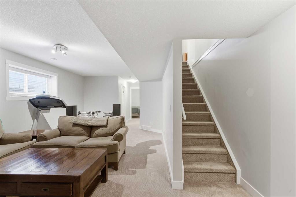 131 25 Avenue Ne, Calgary, AB - Indoor Photo Showing Other Room