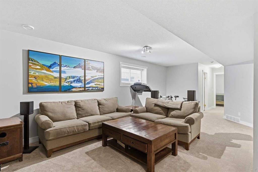 131 25 Avenue Ne, Calgary, AB - Indoor Photo Showing Living Room