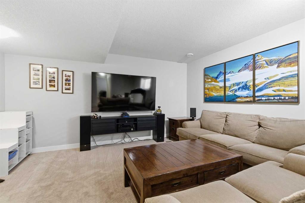 131 25 Avenue Ne, Calgary, AB - Indoor Photo Showing Living Room