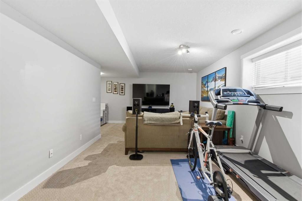 131 25 Avenue Ne, Calgary, AB - Indoor Photo Showing Gym Room