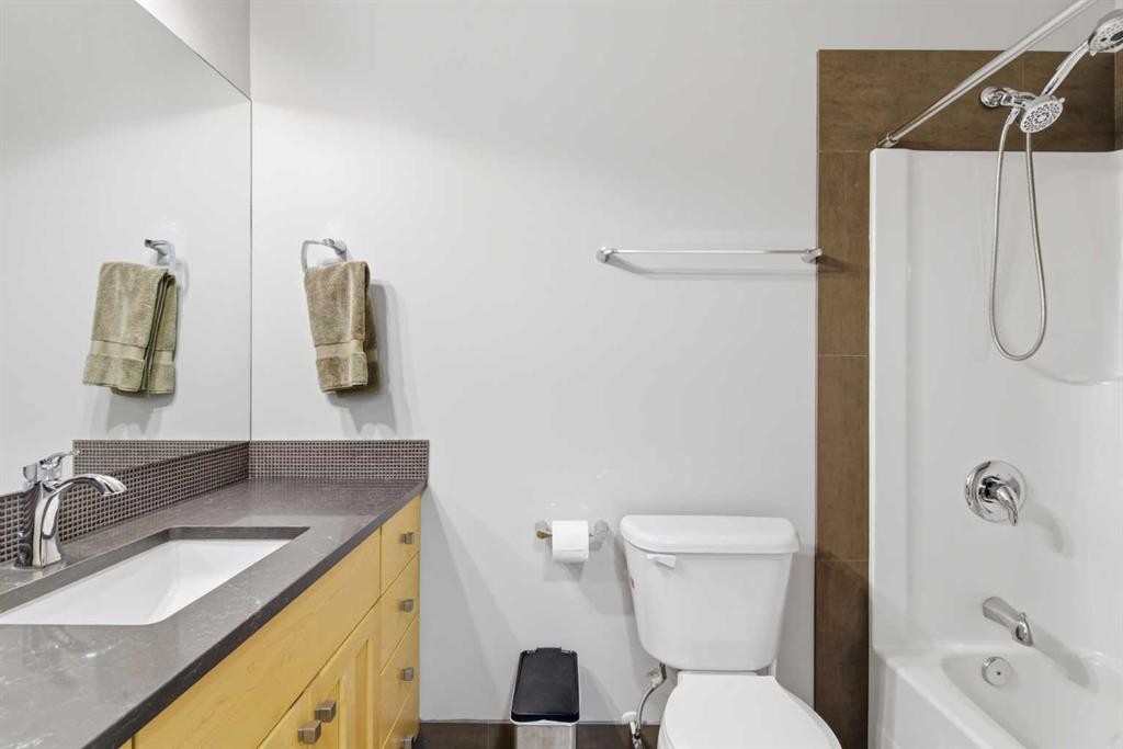 131 25 Avenue Ne, Calgary, AB - Indoor Photo Showing Bathroom