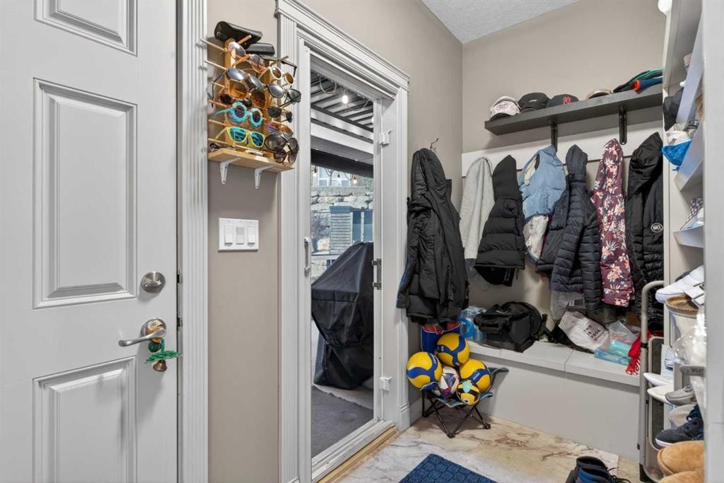 9050 14 Avenue Sw, Calgary, AB - Indoor With Storage