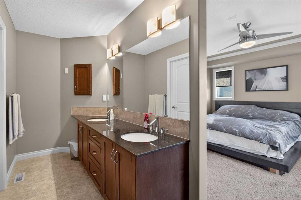9050 14 Avenue Sw, Calgary, AB - Indoor Photo Showing Bathroom