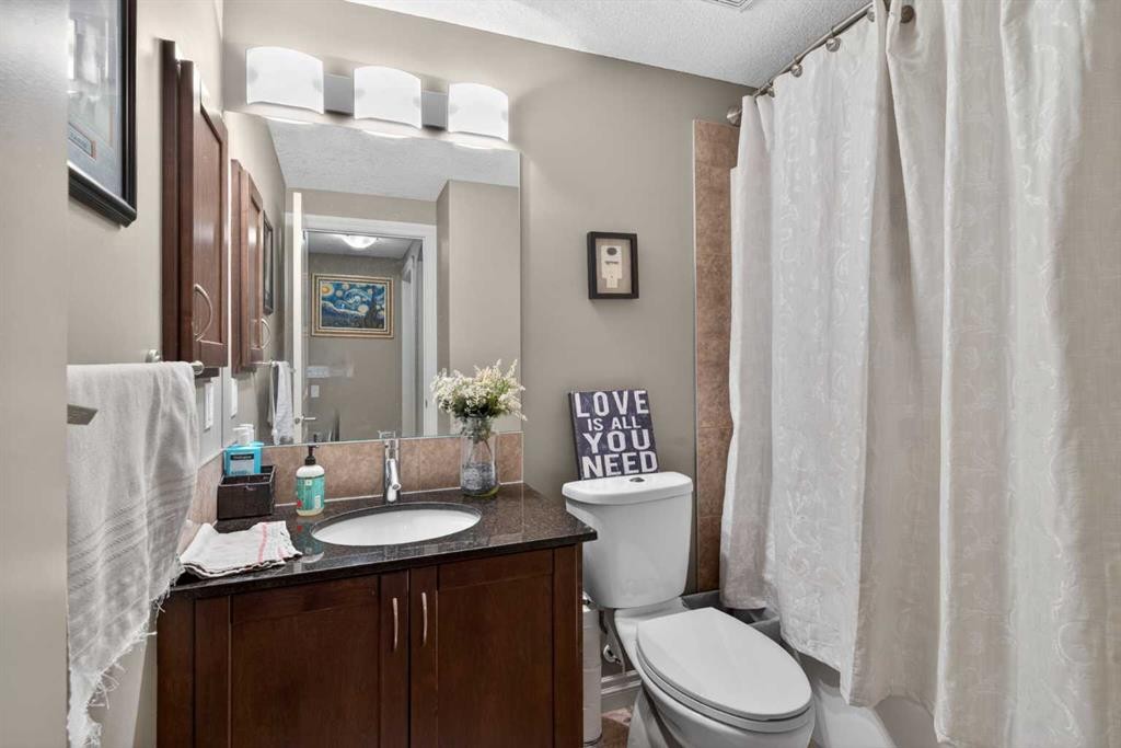 9050 14 Avenue Sw, Calgary, AB - Indoor Photo Showing Bathroom