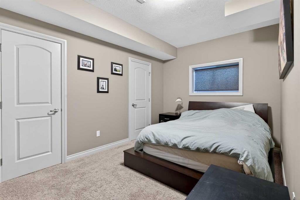 9050 14 Avenue Sw, Calgary, AB - Indoor Photo Showing Bedroom