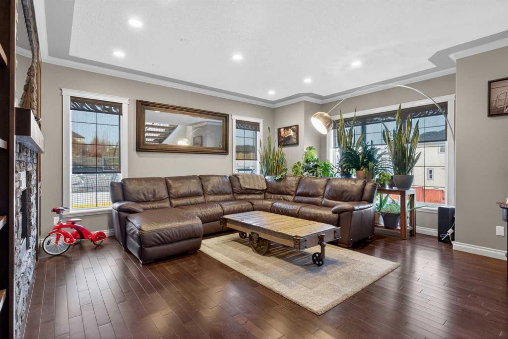 9050 14 Avenue Sw, Calgary, AB - Indoor Photo Showing Living Room