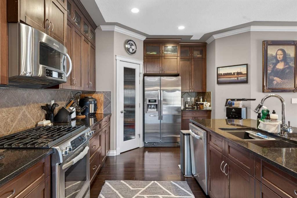 9050 14 Avenue Sw, Calgary, AB - Indoor Photo Showing Kitchen With Stainless Steel Kitchen With Upgraded Kitchen