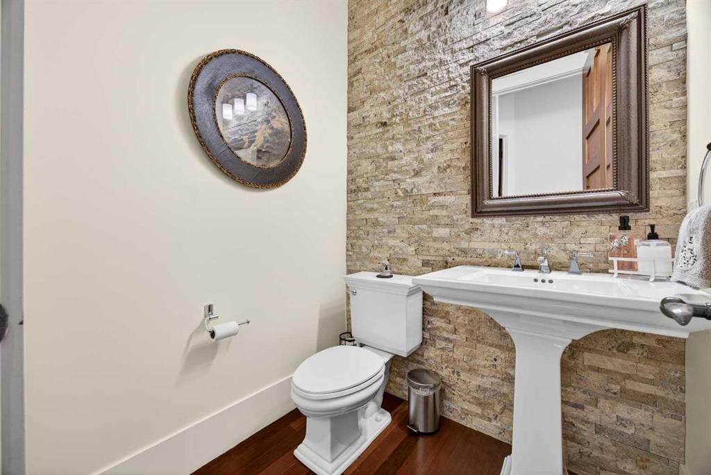 914 36 Avenue Sw, Calgary, AB - Indoor Photo Showing Bathroom