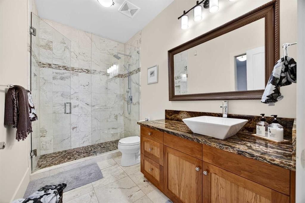 914 36 Avenue Sw, Calgary, AB - Indoor Photo Showing Bathroom