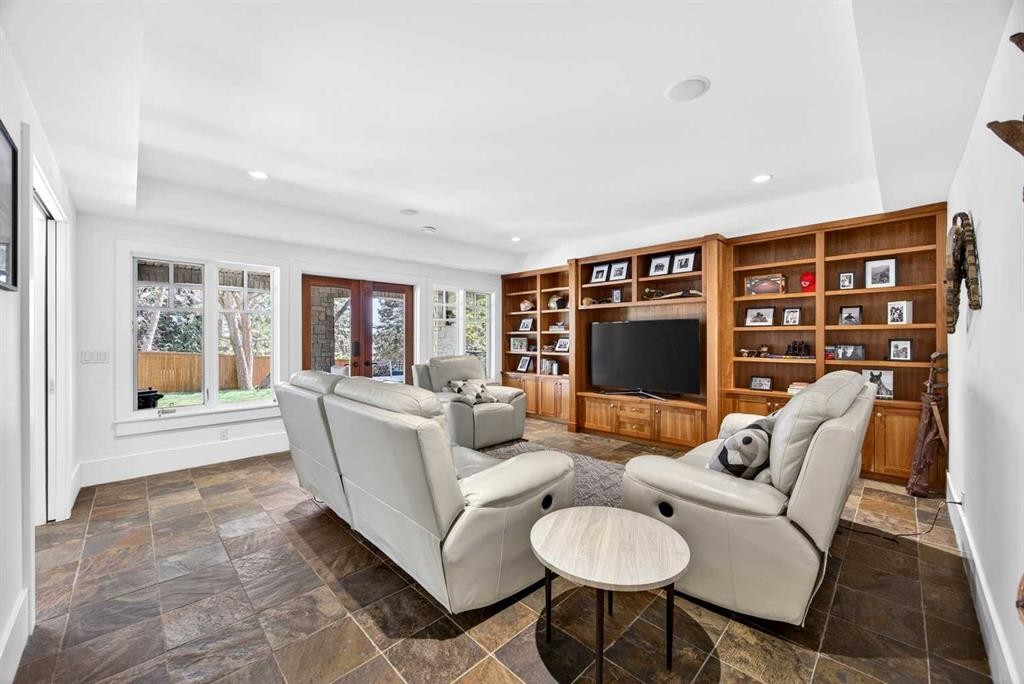 914 36 Avenue Sw, Calgary, AB - Indoor Photo Showing Living Room