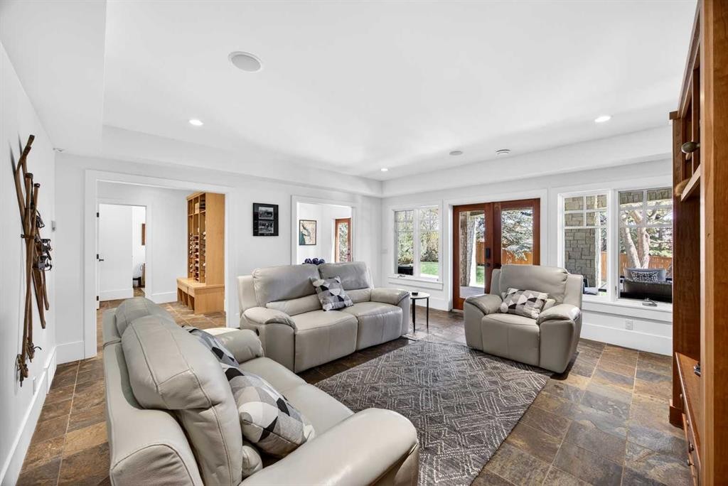 914 36 Avenue Sw, Calgary, AB - Indoor Photo Showing Living Room