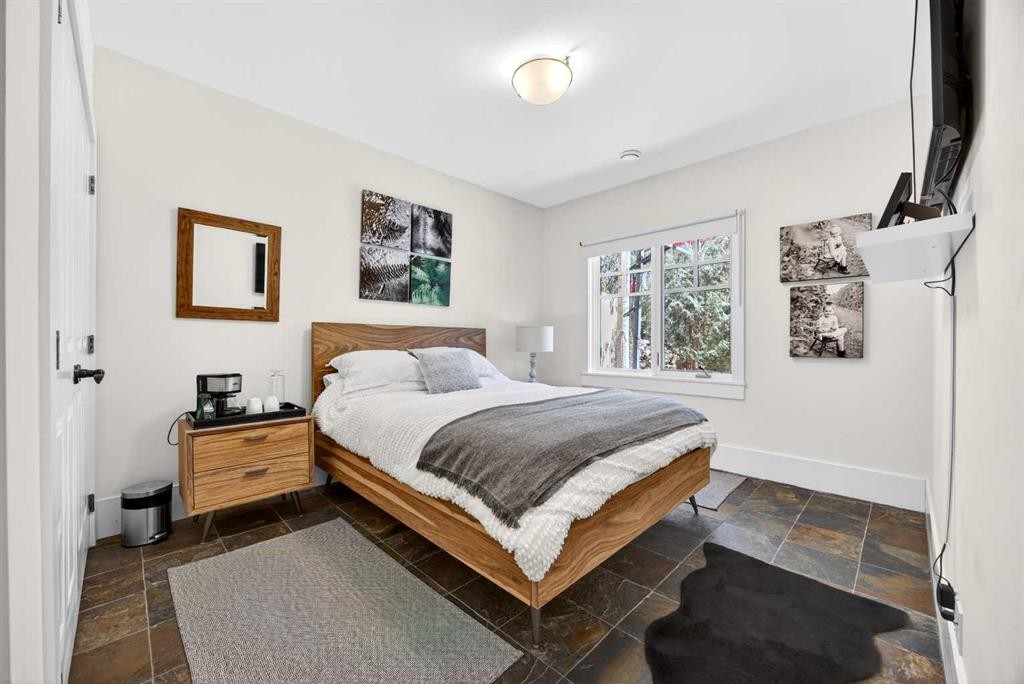 914 36 Avenue Sw, Calgary, AB - Indoor Photo Showing Bedroom
