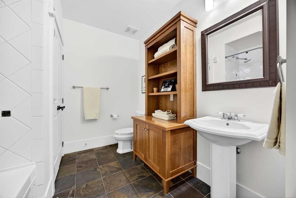 914 36 Avenue Sw, Calgary, AB - Indoor Photo Showing Bathroom