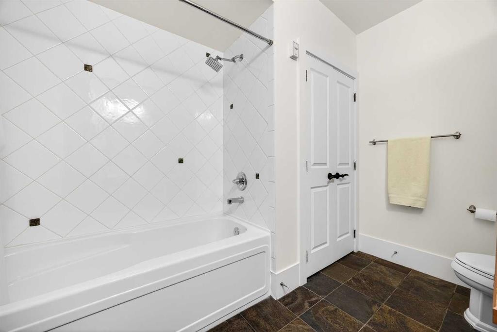 914 36 Avenue Sw, Calgary, AB - Indoor Photo Showing Bathroom