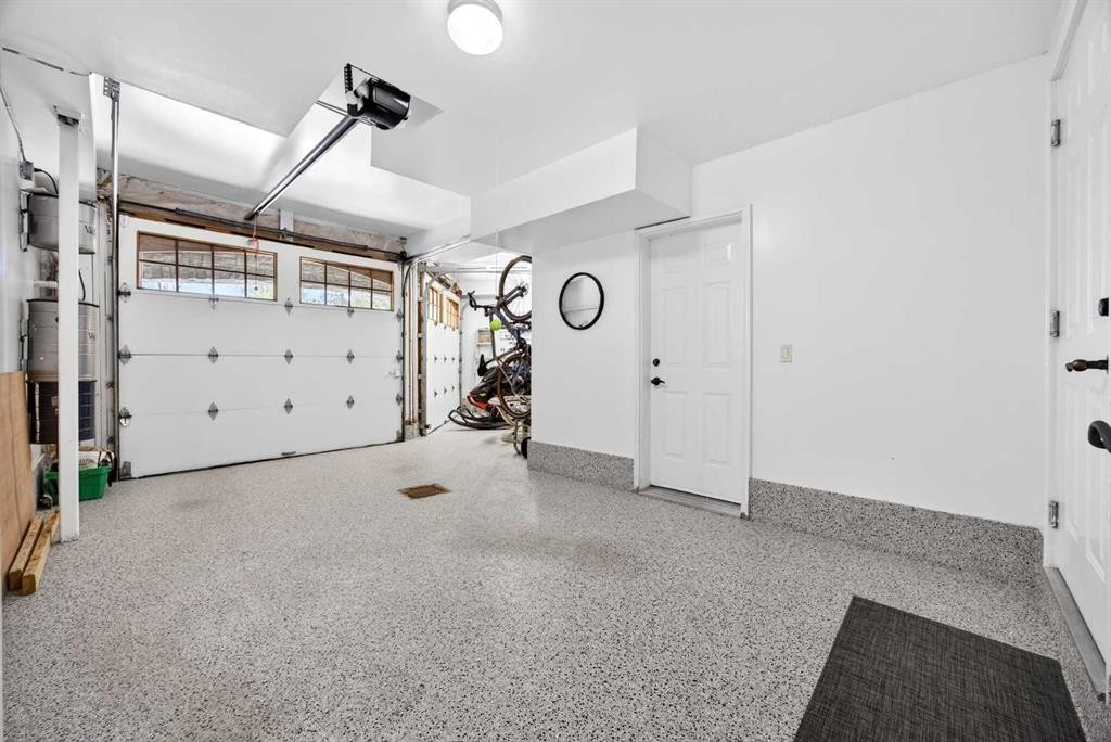 914 36 Avenue Sw, Calgary, AB - Indoor Photo Showing Garage