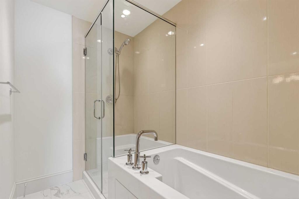 305-221 Quarry Way Se, Calgary, AB - Indoor Photo Showing Bathroom