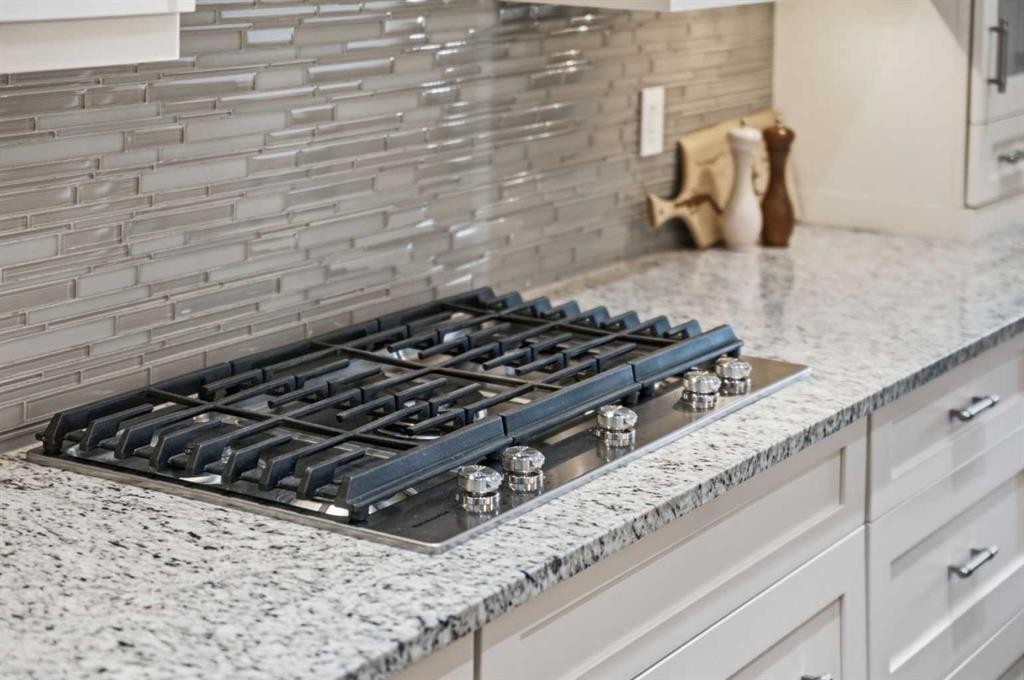 117 Spring Water Close, Heritage Pointe, AB - Indoor Photo Showing Kitchen With Upgraded Kitchen