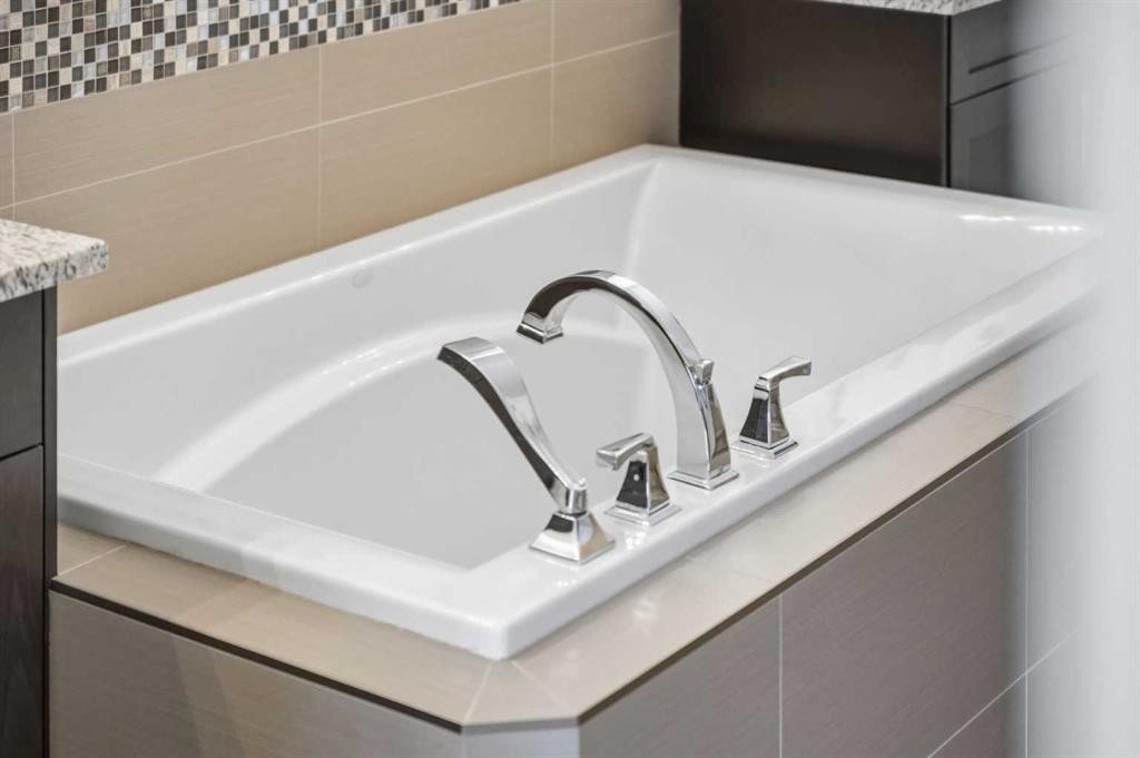 117 Spring Water Close, Heritage Pointe, AB - Indoor Photo Showing Bathroom