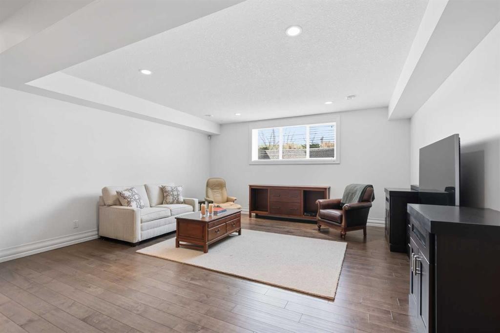 117 Spring Water Close, Heritage Pointe, AB - Indoor Photo Showing Living Room