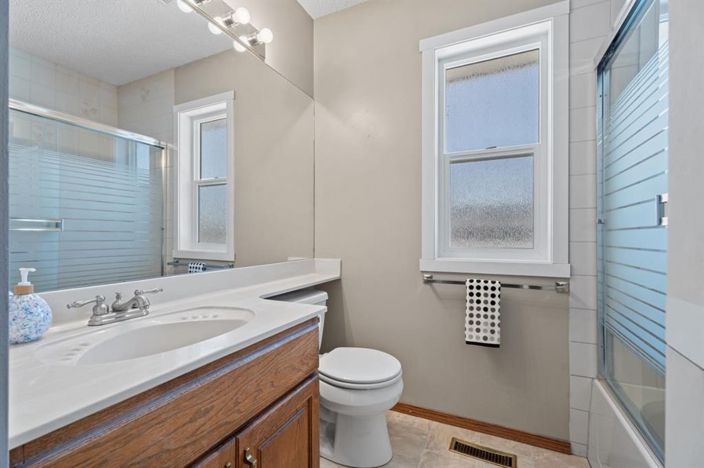 133 Carr Crescent, Okotoks, AB - Indoor Photo Showing Bathroom
