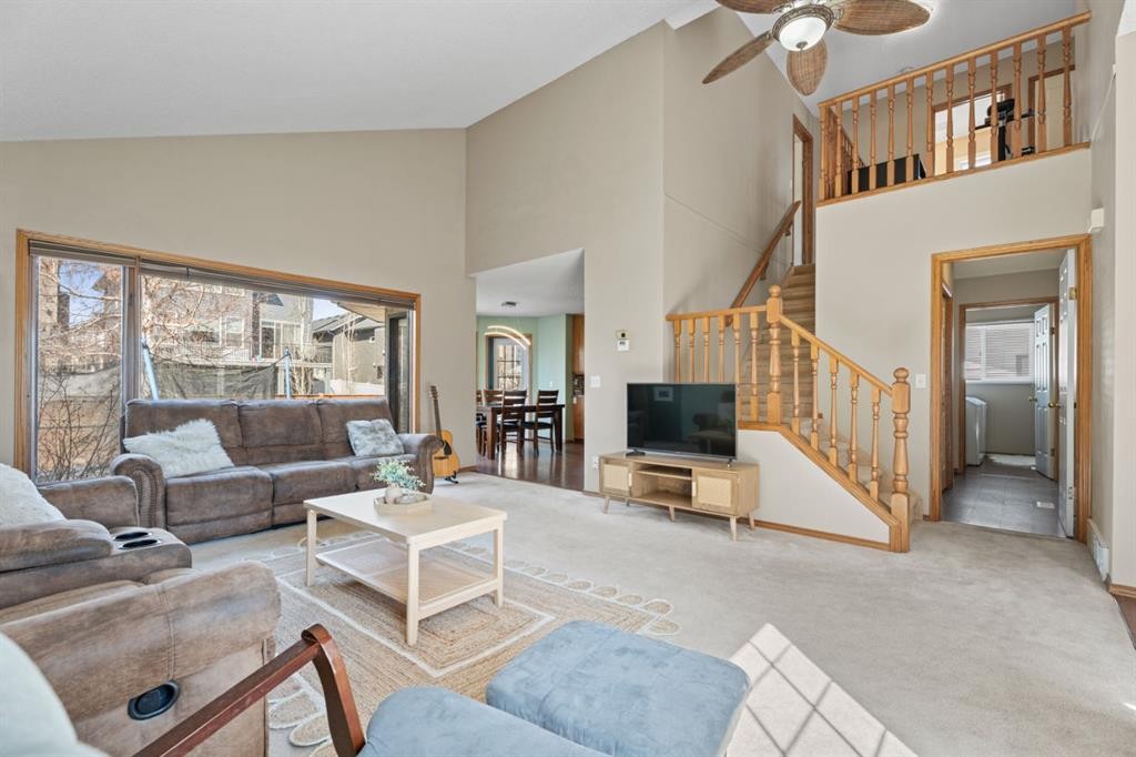 133 Carr Crescent, Okotoks, AB - Indoor Photo Showing Living Room