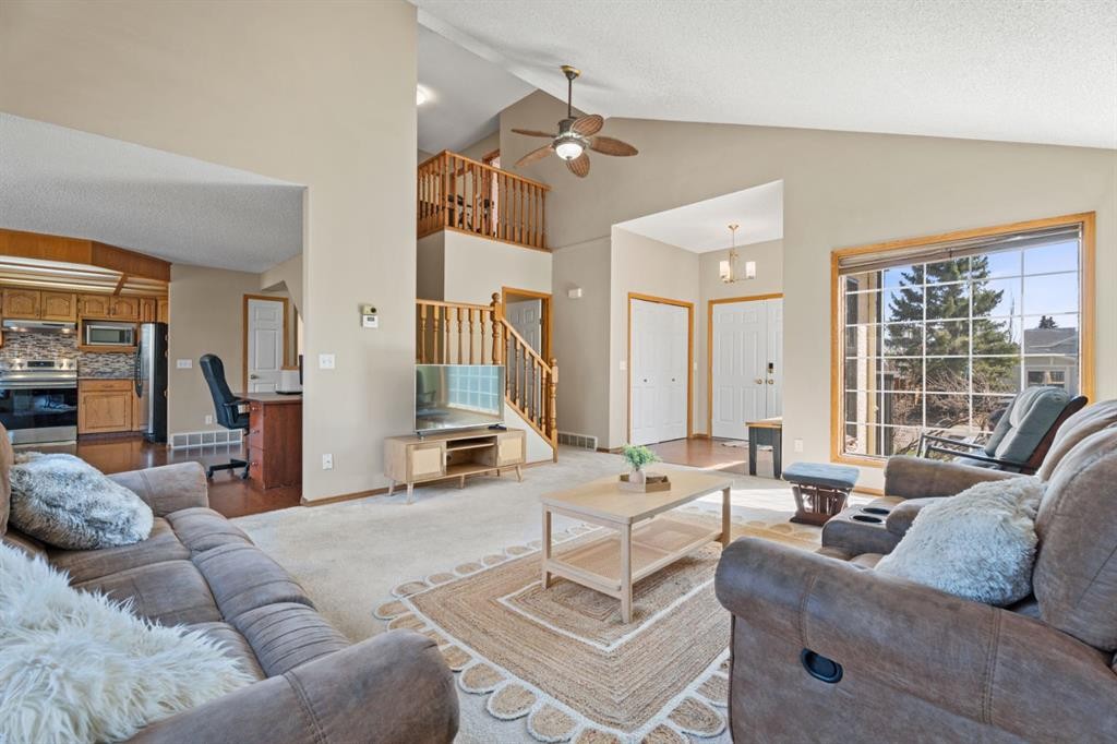 133 Carr Crescent, Okotoks, AB - Indoor Photo Showing Living Room