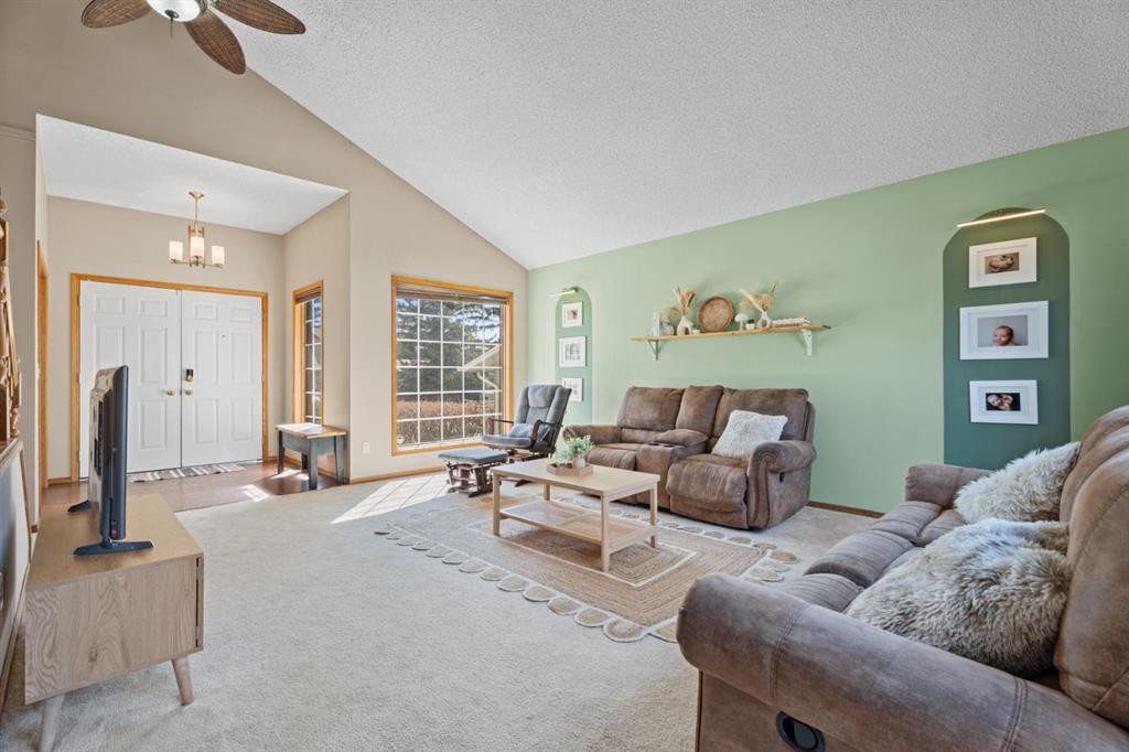 133 Carr Crescent, Okotoks, AB - Indoor Photo Showing Living Room