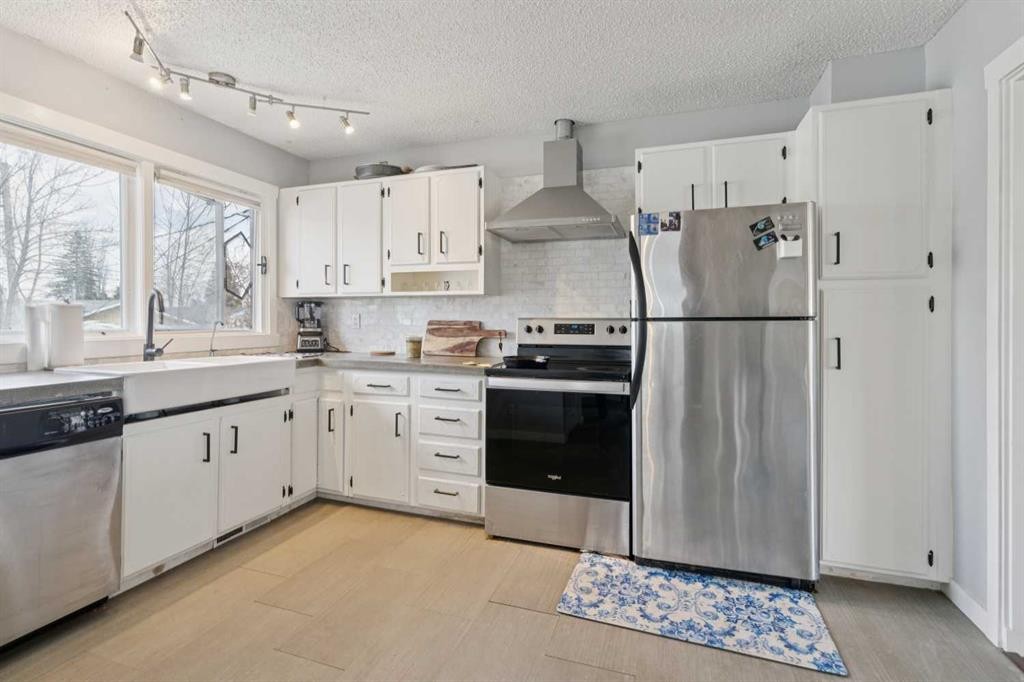 9812 2 Street Se, Calgary, AB - Indoor Photo Showing Kitchen