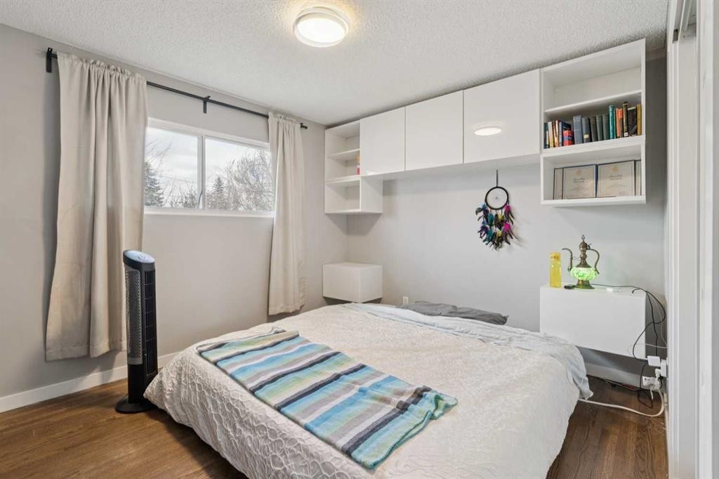 9812 2 Street Se, Calgary, AB - Indoor Photo Showing Bedroom