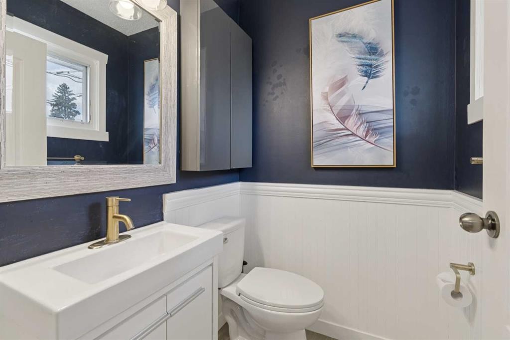 9812 2 Street Se, Calgary, AB - Indoor Photo Showing Bathroom