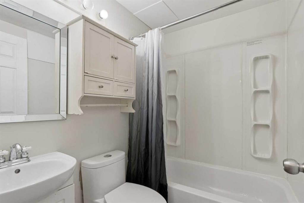 9812 2 Street Se, Calgary, AB - Indoor Photo Showing Bathroom