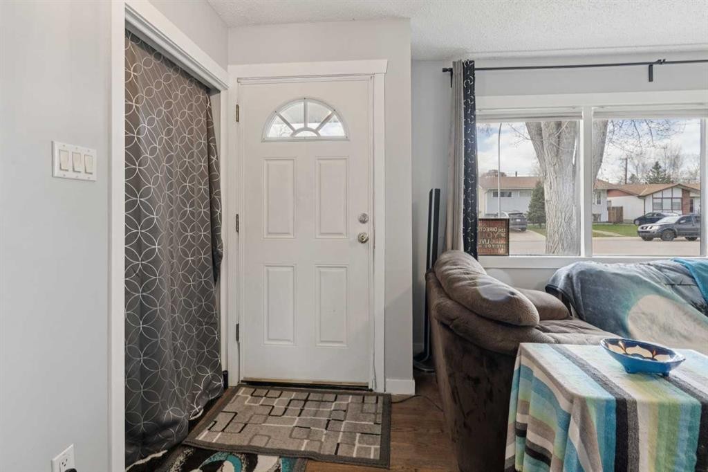 9812 2 Street Se, Calgary, AB - Indoor Photo Showing Other Room