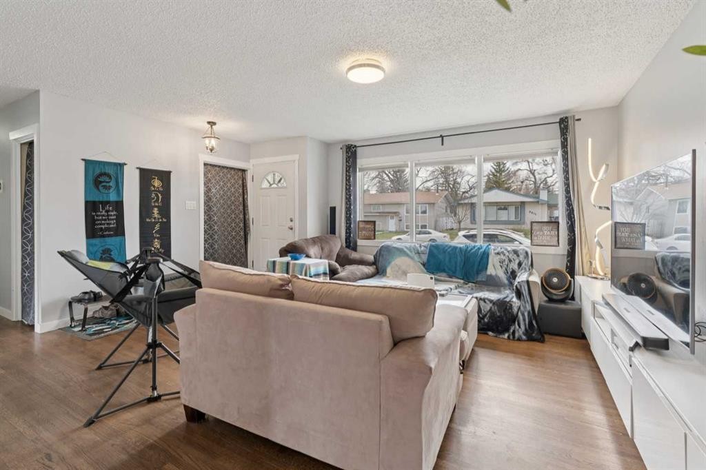 9812 2 Street Se, Calgary, AB - Indoor Photo Showing Living Room