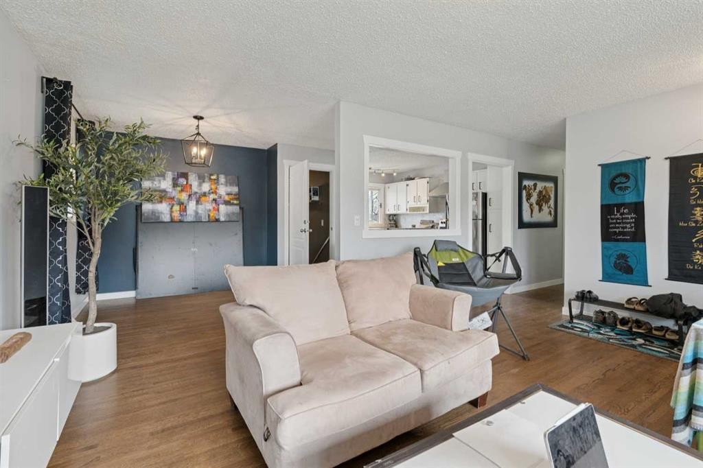 9812 2 Street Se, Calgary, AB - Indoor Photo Showing Living Room