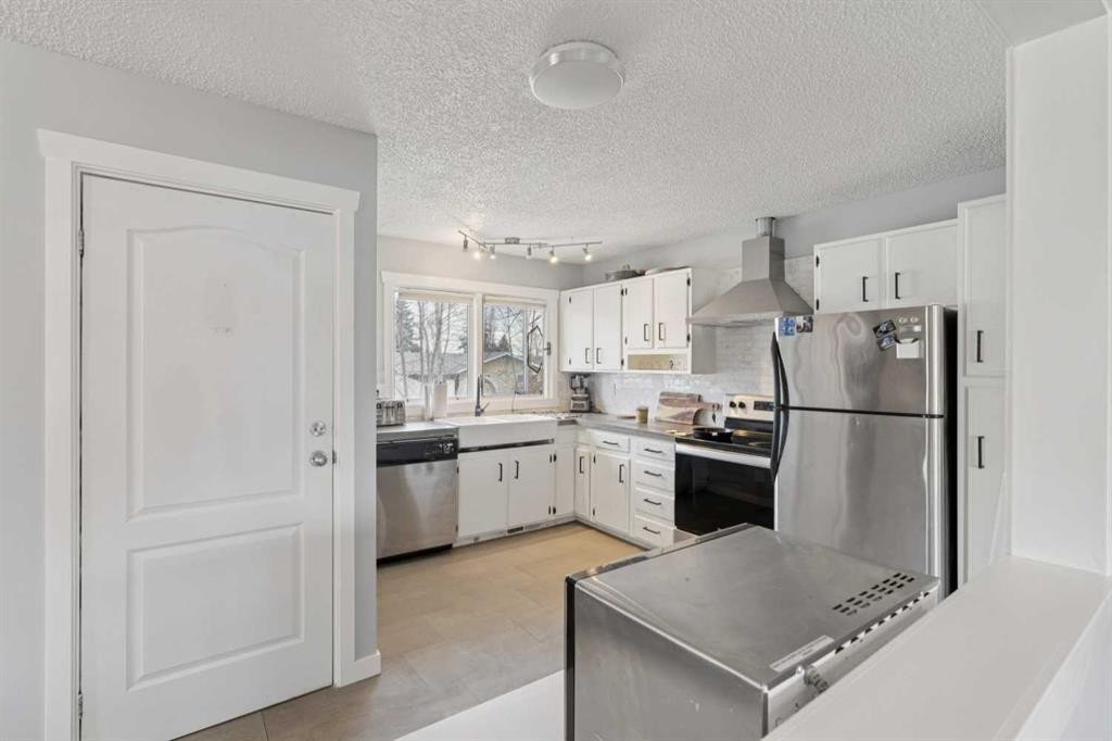 9812 2 Street Se, Calgary, AB - Indoor Photo Showing Kitchen