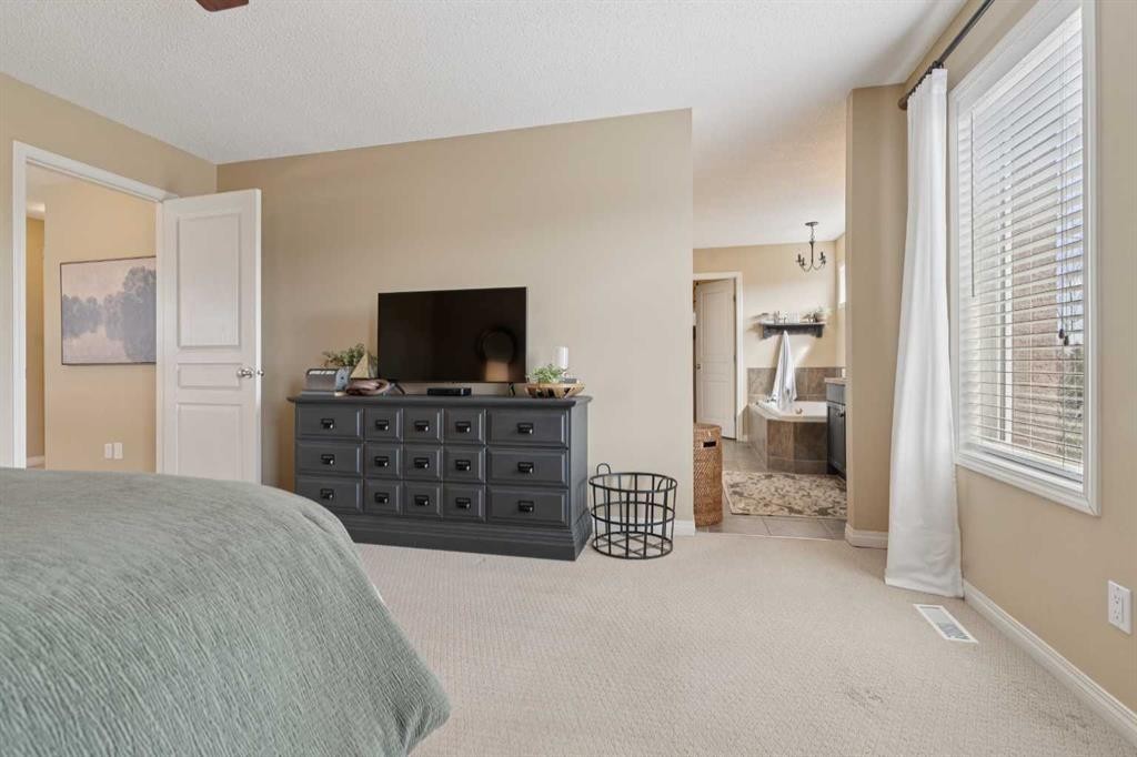 59 Heritage Cove, Heritage Pointe, AB - Indoor Photo Showing Bedroom