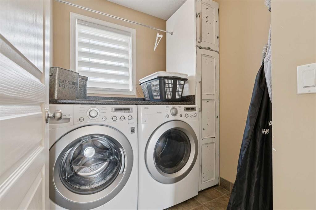 59 Heritage Cove, Heritage Pointe, AB - Indoor Photo Showing Laundry Room