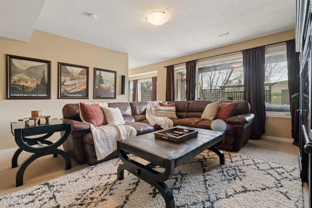 59 Heritage Cove, Heritage Pointe, AB - Indoor Photo Showing Living Room