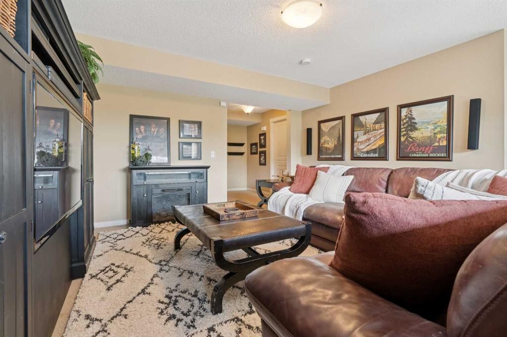 59 Heritage Cove, Heritage Pointe, AB - Indoor Photo Showing Living Room