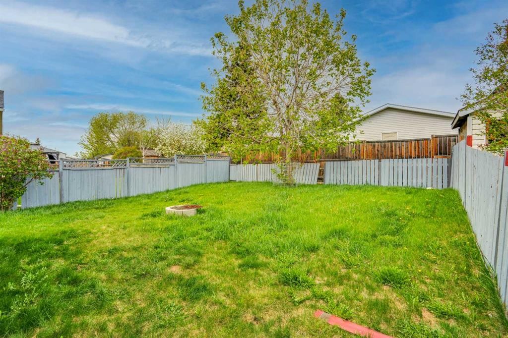 44 Falmead Road Ne, Calgary, AB - Outdoor With Backyard