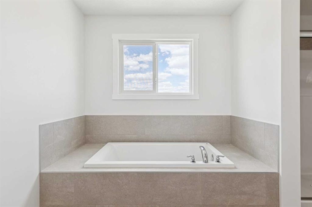 10 Quartz Gate, Balzac, AB - Indoor Photo Showing Bathroom