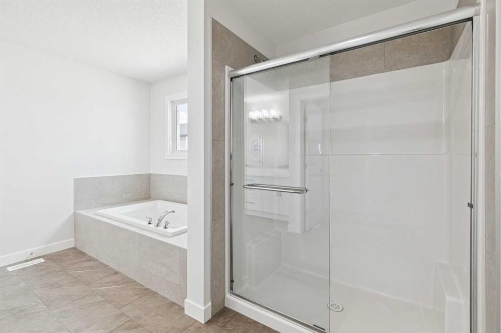 10 Quartz Gate, Balzac, AB - Indoor Photo Showing Bathroom