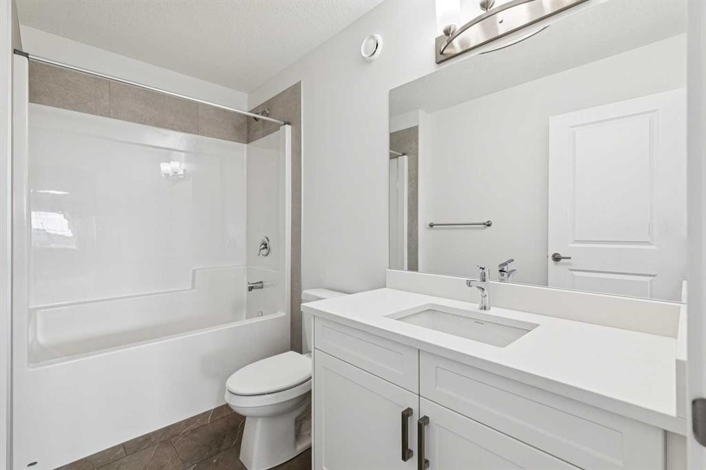 10 Quartz Gate, Balzac, AB - Indoor Photo Showing Bathroom
